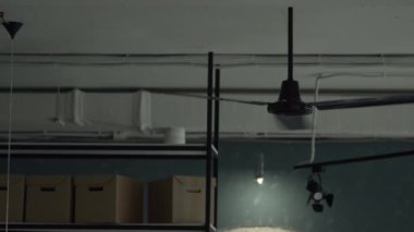 Siyah yelpaze, yenilenmiş bir kafenin tavanında çalışıyor.