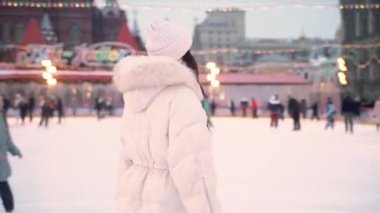 Esmer bir kızla Noel buz pateni pistinde