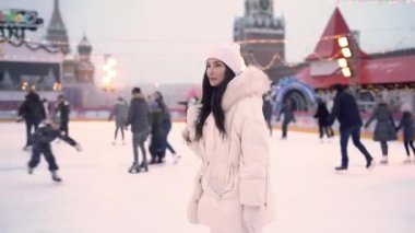 Esmer bir kızla Noel buz pateni pistinde