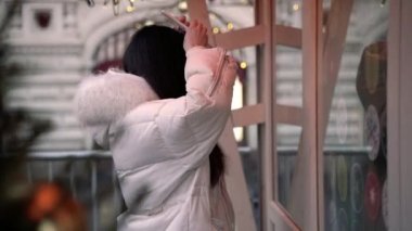 Esmer bir kızla Noel buz pateni pistinde