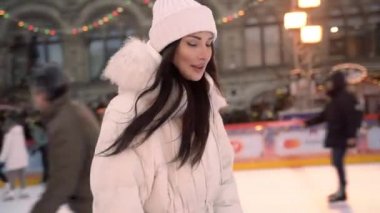 Esmer bir kızla Noel buz pateni pistinde