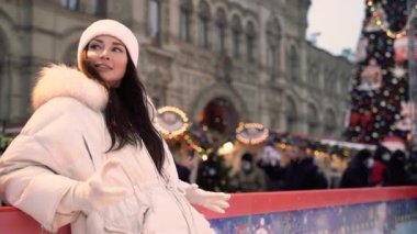 Esmer bir kızla Noel buz pateni pistinde