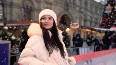 Esmer bir kızla Noel buz pateni pistinde
