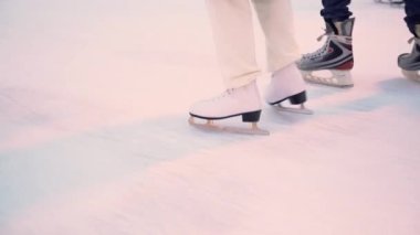 Esmer bir kızla Noel buz pateni pistinde