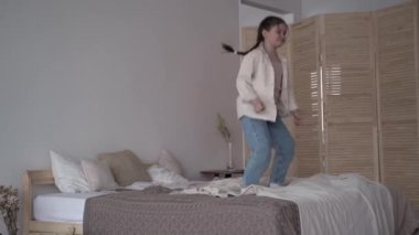 Kız çocuk tatilde odada eğleniyor.