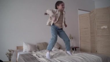 Kız çocuk tatilde odada eğleniyor.