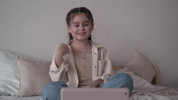 Lány gyermek blogger ír egy vlog a szociális hálózat, mint csatorna előfizet búcsút. közelkép — Stock videók