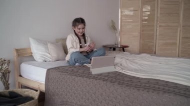 Kız çocuk blogcu sosyal ağ için bir vlog yazıyor. Kanal aboneliği gibi. yakın plan