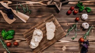 Beyaz ekmekle sandviç yapmak, avokado dur hareketi 