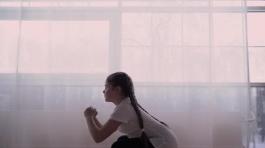 Kız çocuğu çevrimiçi kurs yayınlıyor ve evdeki jimnastik hakkında bir vlog yazıyor.