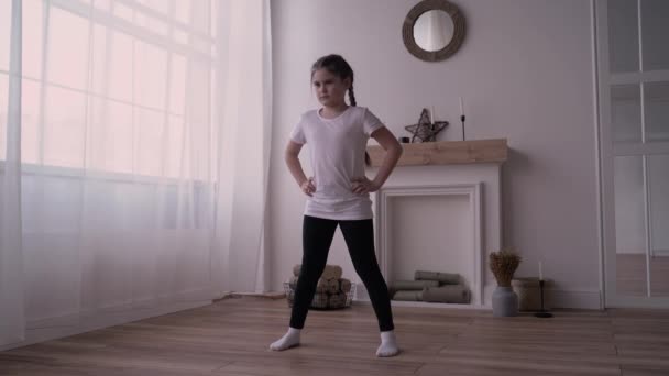 Fille enfant diffuse un cours en ligne et écrit un vlog sur la gymnastique à la maison — Video