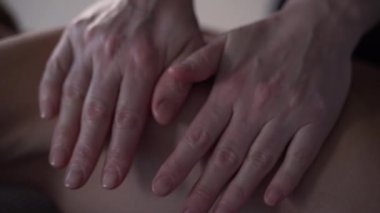 Masör spa 4k için karışımı hazırlar.