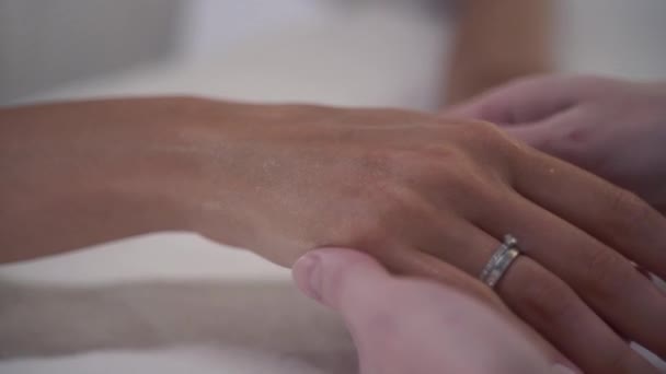 Manikiurzystka masuje dłoń klientowi 4k — Wideo stockowe