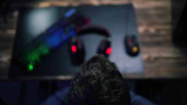 Ігровий хлопець активно грає в аркадні ігри на настільному комп'ютері виграє втрати — стокове відео