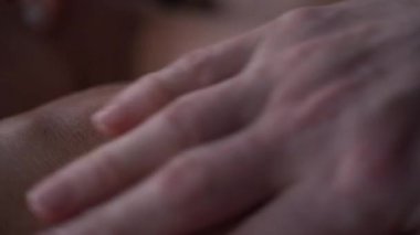 Masör spa 4k için karışımı hazırlar.