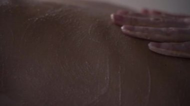 Masör spa 4k için karışımı hazırlar.