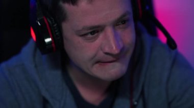 Masaüstü bilgisayarında oyun oynayan oyuncu kaybeder