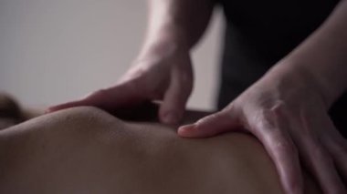Masör spa 4k için karışımı hazırlar.