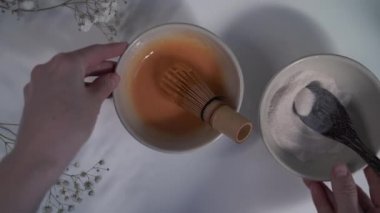 Masör spa 4k için karışımı hazırlar.