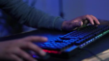 adam aktif olarak klavyede atari oyunu oynuyor