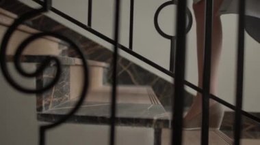 Granit merdivenleri yavaş çekimde çıkan ayakkabılı kız.