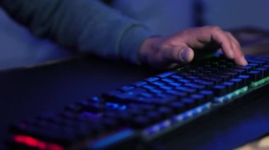 adam aktif olarak klavyede atari oyunu oynuyor