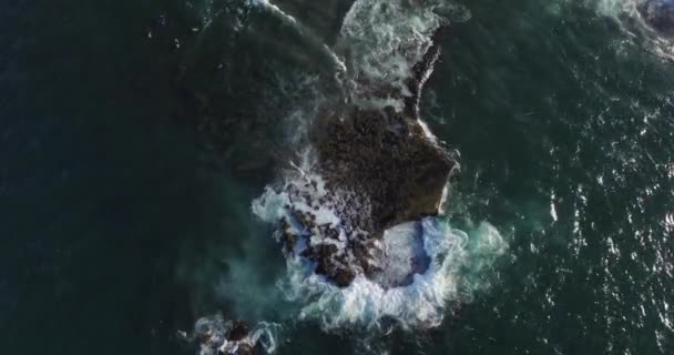 カサブランカモロッコ灯台大西洋沿岸サーフィン。空中映像 — ストック動画