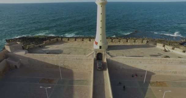 Casablanca Morocco világítótorony Atlanti-óceán partján szörfözik. Légi felvételek — Stock videók