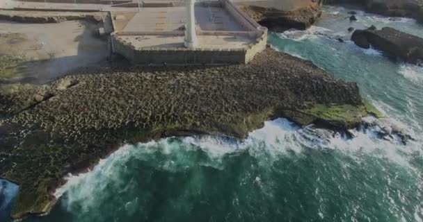 カサブランカモロッコ灯台大西洋沿岸サーフィン。空中映像 — ストック動画