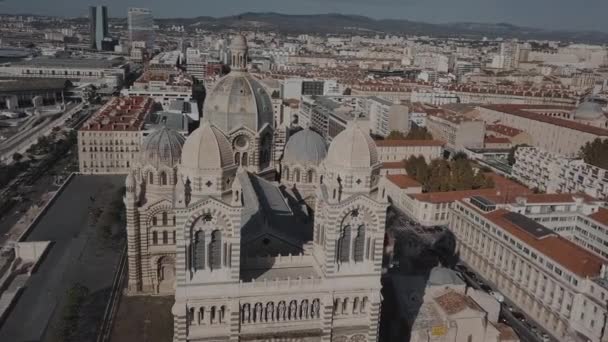 Top kilátás a mérföldkő Marseille következő öbölben a katedrális Sainte-Marie-Major október 2019 — Stock videók