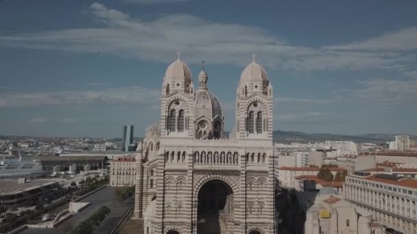 Vista superior do marco de Marselha próxima baía da Catedral de Sainte-Marie-Major outubro 2019 — Vídeo de Stock