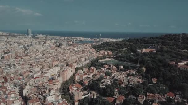 Vista superior del puerto deportivo de Barcelona desde el lado del museo — Vídeos de Stock