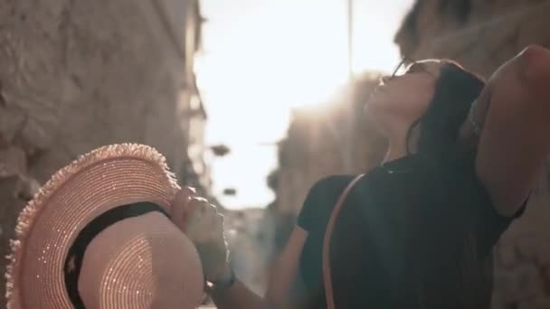 Szép barna lány veszi le a kalapját lassított felvétel naplemente — Stock videók