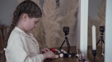 Kız çocuk blogcu canlı yayın yapıyor ve gençlik makyajı ve kozmetik hakkında blog yazıyor. yakın plan