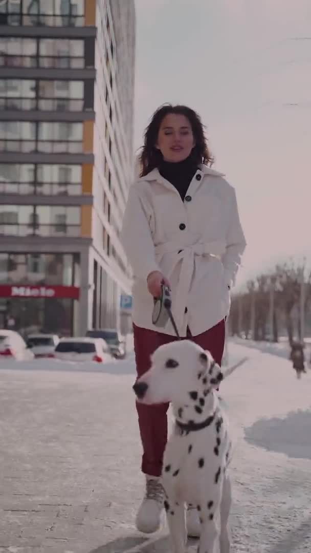 Fille drôle de marche avec les chiens. Vidéo verticale — Video