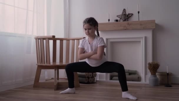 Fille enfant diffuse un cours en ligne et écrit un vlog sur la gymnastique à la maison — Video