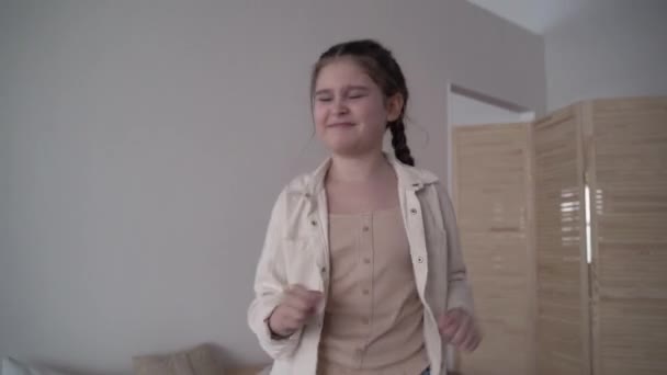 Κορίτσι παιδί έχει τη διασκέδαση στο δωμάτιο για διακοπές — Αρχείο Βίντεο