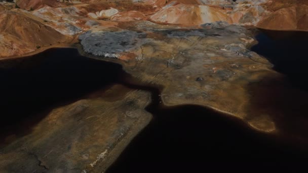 Vista dall'alto della superficie del paesaggio di Marte. zoom della fotocamera sulla costa — Video Stock