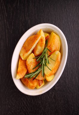 Baharat beyaz kase fırında patates 