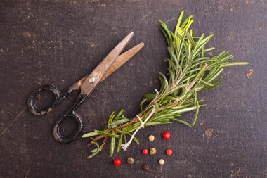 Biberiye, karabiber taneleri ve makas 