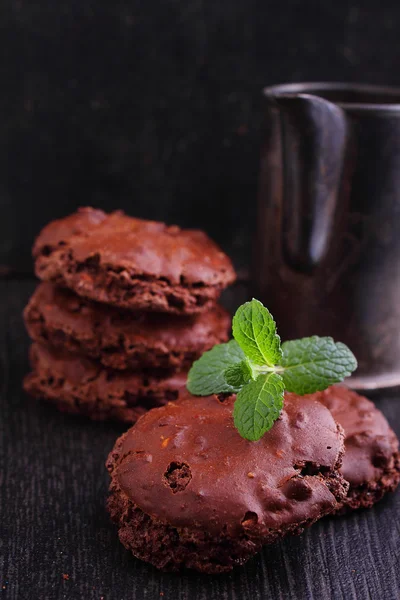 Schokoladen-Baiser-Kekse mit Nüssen — Stockfoto