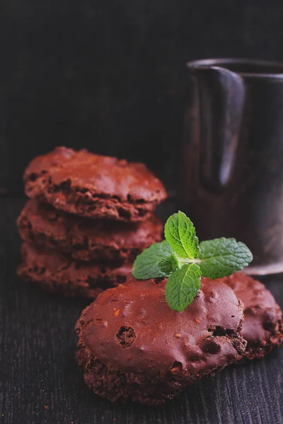 Schokoladen-Baiser-Kekse mit Nüssen — Stockfoto