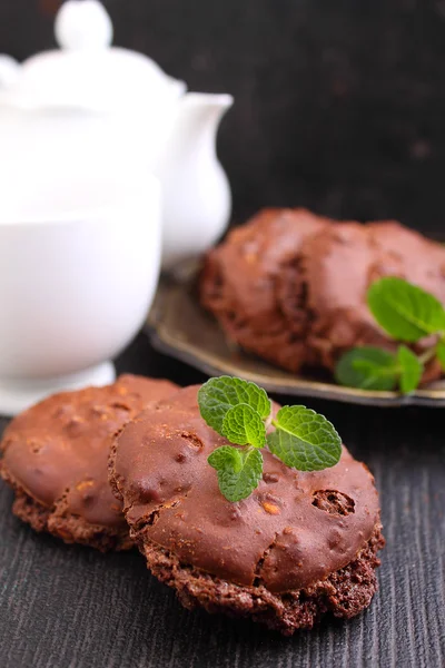 Schokoladen-Baiser-Kekse mit Nüssen — Stockfoto