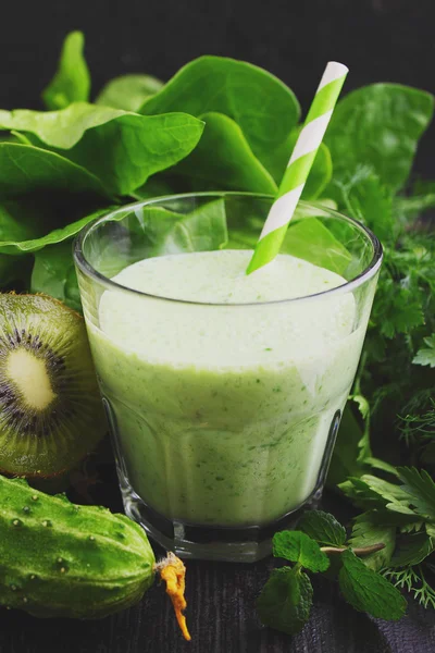 Vidrio con batido de verduras —  Fotos de Stock