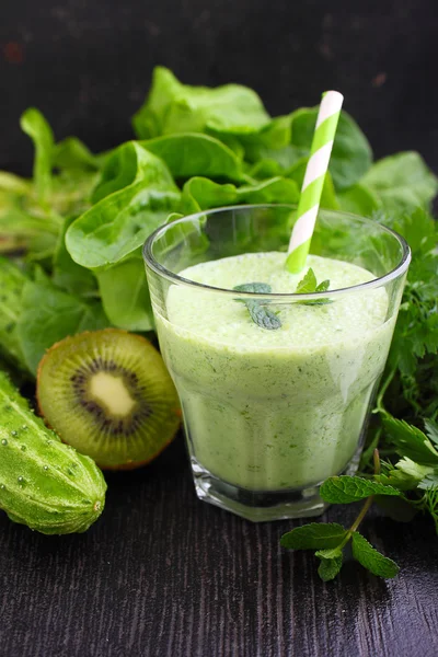 Vidrio con batido de verduras —  Fotos de Stock