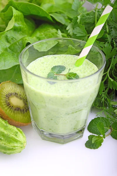 Glas med smoothie från grönsaker — Stockfoto