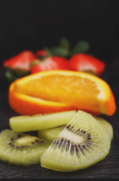 Frutas en rodajas (fresas, kiwi, naranja) ) —  Fotos de Stock