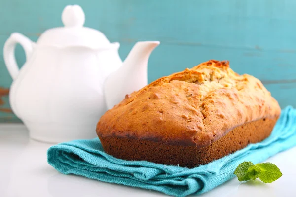 Pan de plátano con tetera —  Fotos de Stock