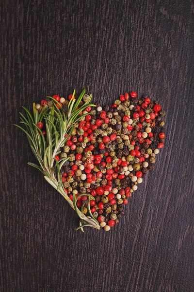 Mistura de pimentas em forma de coração — Fotografia de Stock