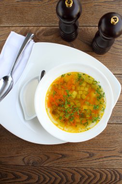 Beyaz tabak çorba lezzetli turşu